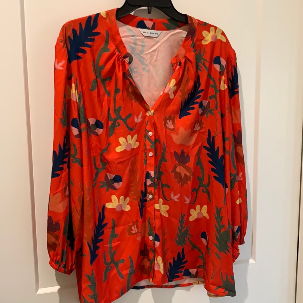 Silk like material, size XL and fits more like XXL